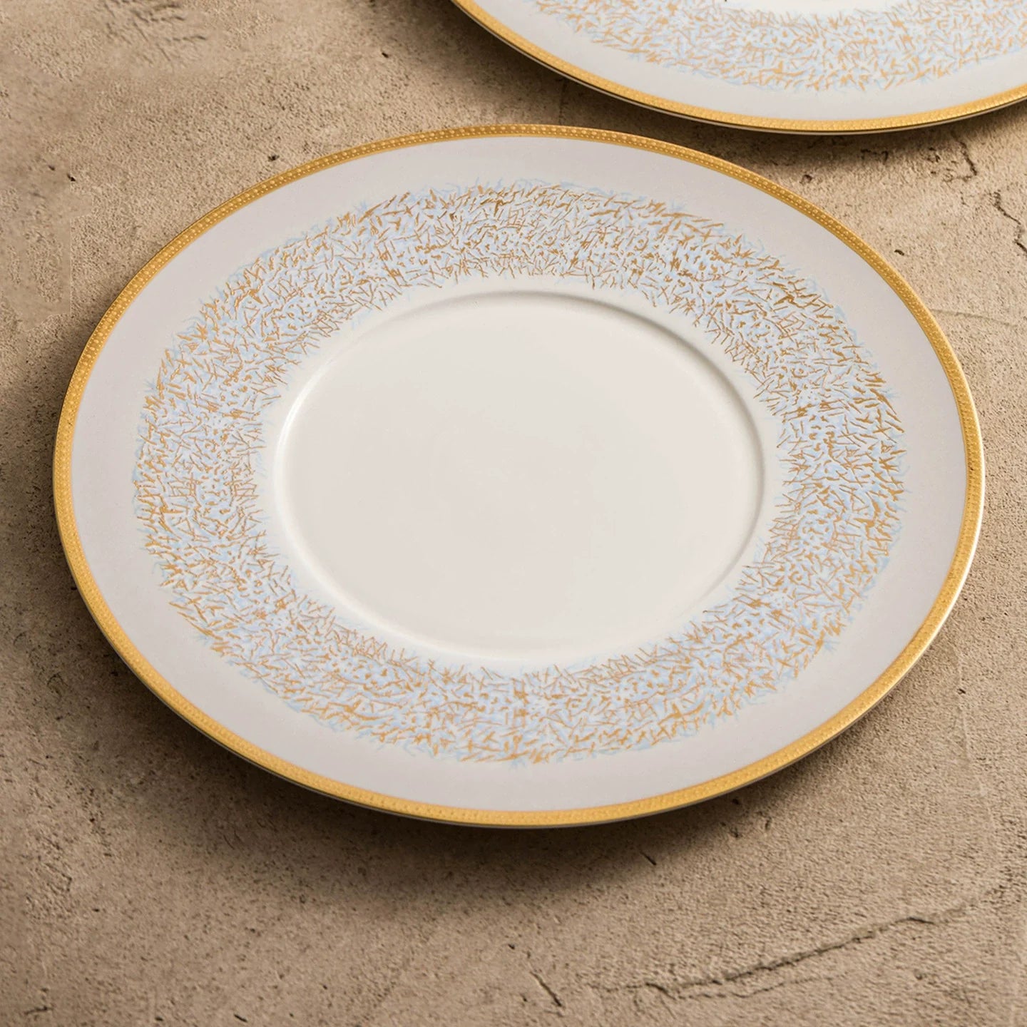 Sky-Blue Wide-Rim Hand-Painted Porcelain Plate – Luxury Gold-Edged Dinnerware