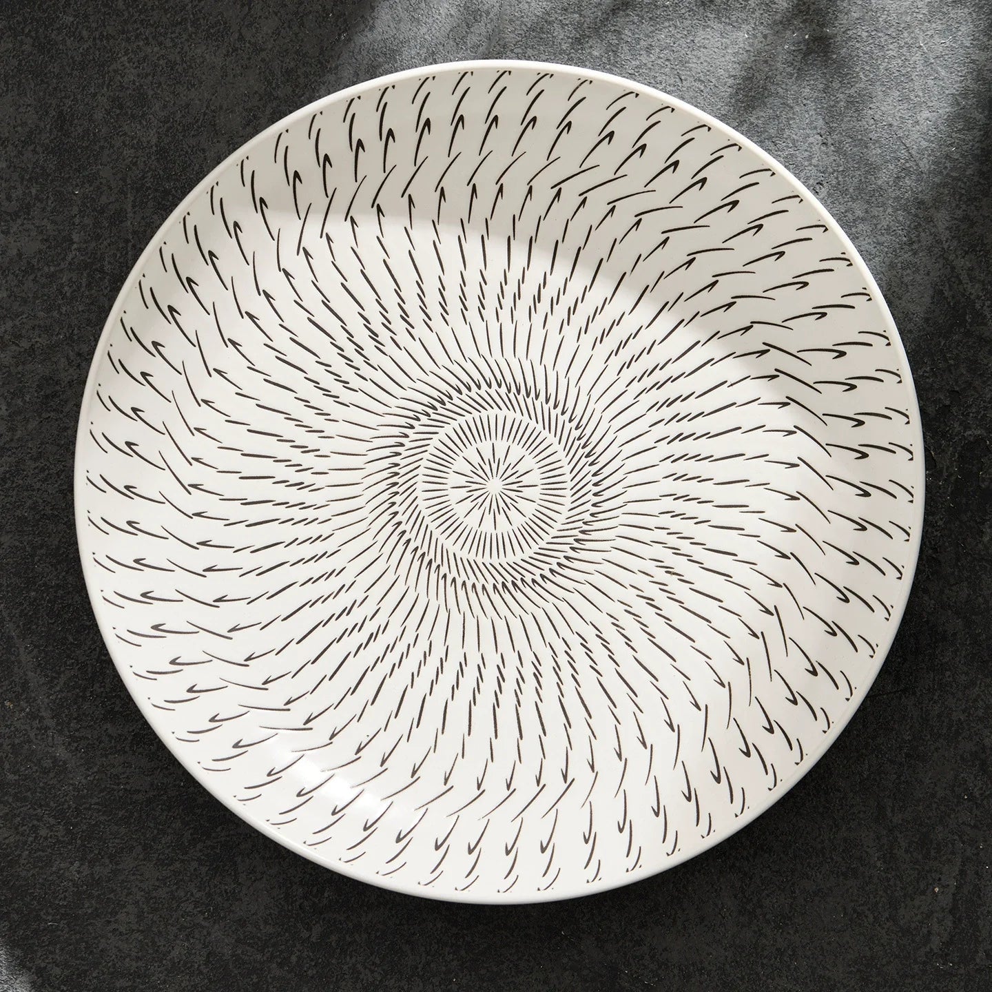 Luxury Japanese-Style Ceramic Dinner Plate – Modern Black Line Pattern (9" / 11")