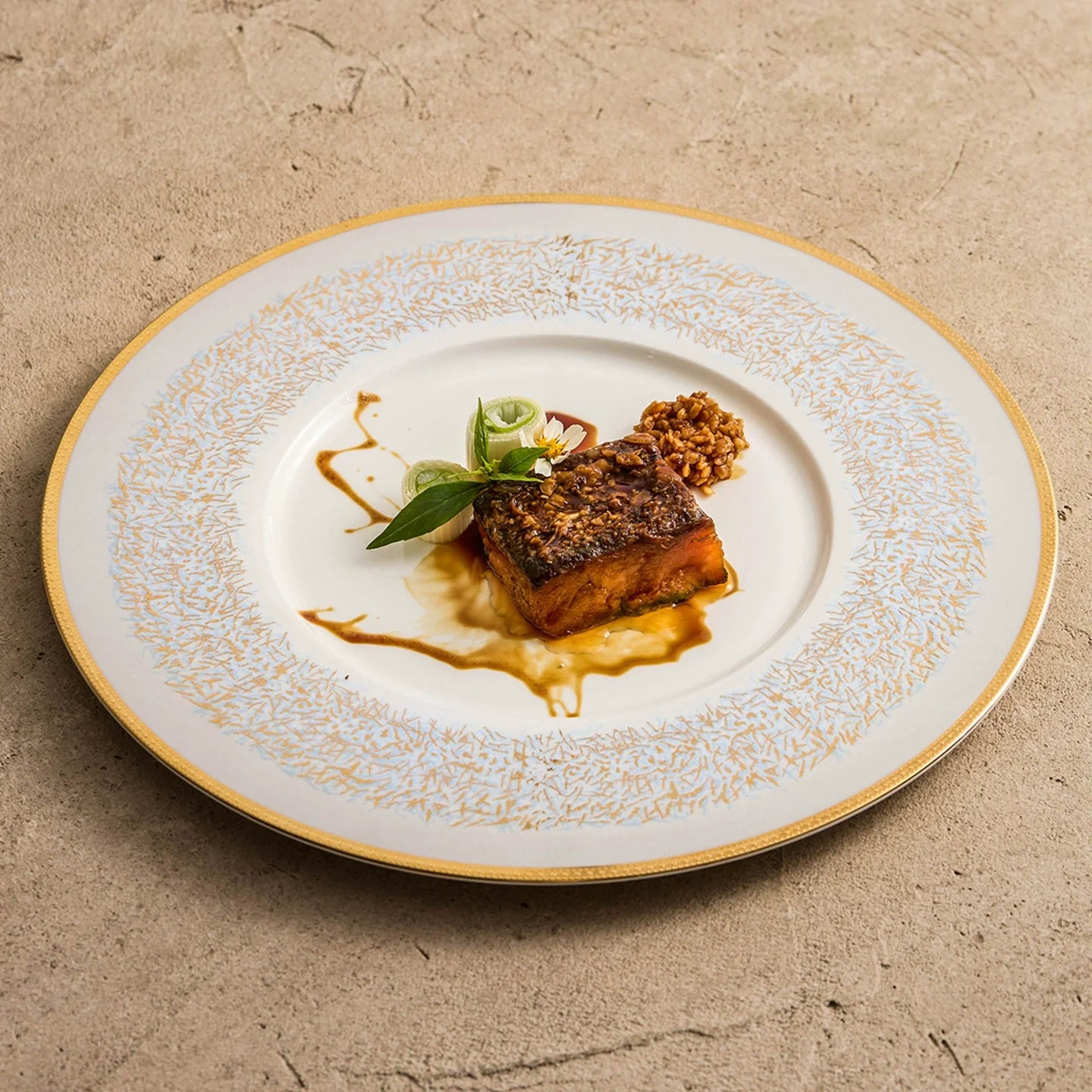 Sky-Blue Wide-Rim Hand-Painted Porcelain Plate – Luxury Gold-Edged Dinnerware